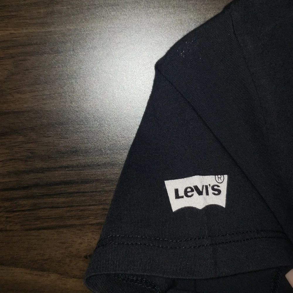 Levi's Cropped Jordie T-Shirt Rainbow Caviar - XS - Picture 4 of 5